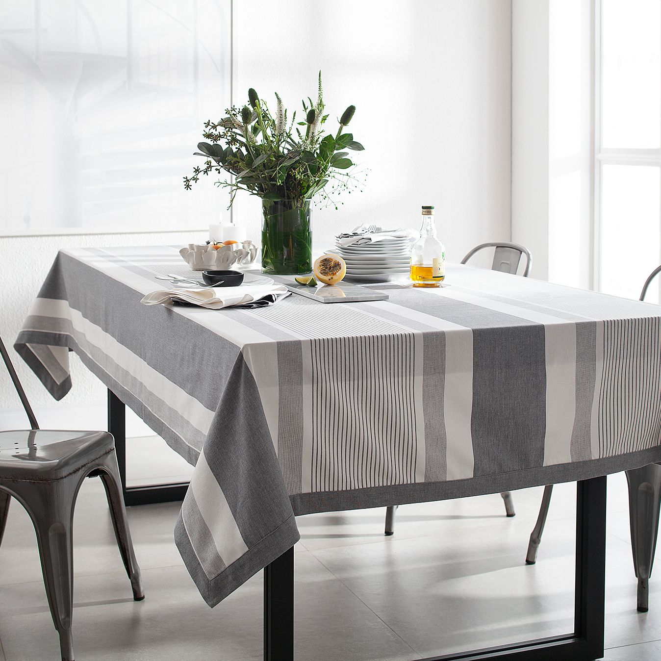 Toalha de Mesa Quadrada Buddemeyer Antimanchas Premier Lush Cinza 8 Lugares 2,20m x 2,20m