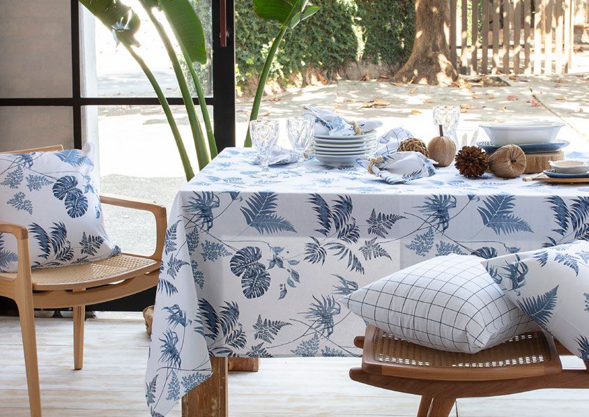 Toalha de Mesa Retangular Naturalle Limpeza Prática Tropical Marinho 8 Lugares 1,60m x 2,50m