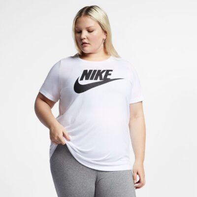 Plus Size - Camiseta Nike Sportswear Essential Feminina