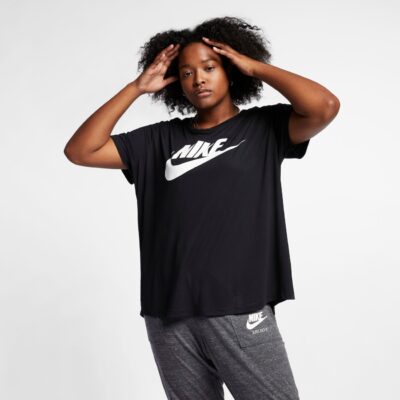 Plus Size - Camiseta Nike Sportswear Essential Feminina