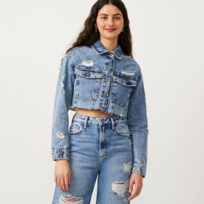 Jaqueta Cropped em Jeans com Puídos e Barra a Fio